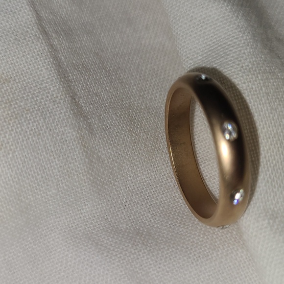 Small Gold toned and small diamond accented ring - Picture 6 of 9